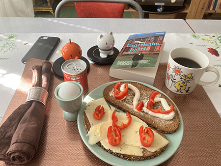 Hemmalunch med ägg o mackor kaffe Hopptisarna och Tigerkakshjärta Hemmalunch med ägg o mackor kaffe Hopptisarna och Tigerkakshjärta