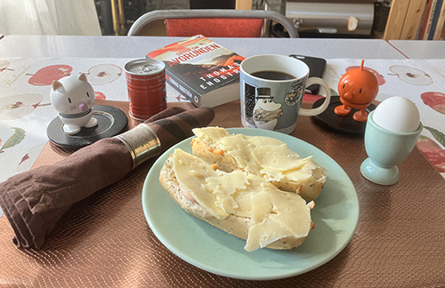 Hemmalunch med ostfralla ägg o kaffe Hopptisarna och Öster om avgrunden
