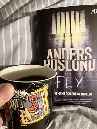 Kaffe på sängen i Förfadernmugg och boken Fly Kaffe på sängen i Förfadernmugg och boken Fly
