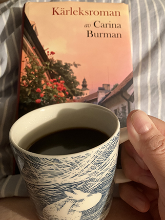 Kärleksroman o Muminmugg med kaffe på magen