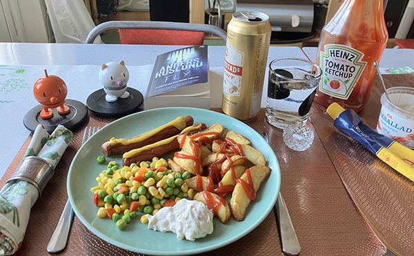 Kycklingkorv klyftpotatis grönsaker räksallad Mariestadöl Hopptisarna och boken Fly