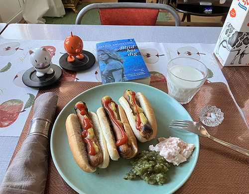 Kycklingkorv med bröd Hopptisarna och boken Alltid hos dig