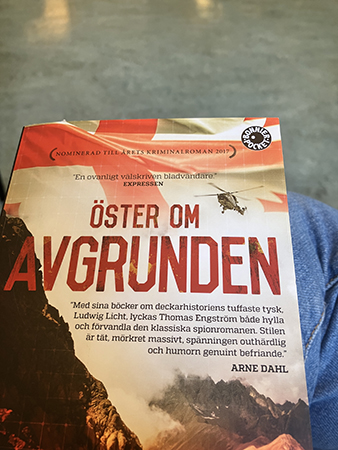 Läser Öster om avgrunden i väntrummet på hjärtmottagningen Läser Öster om avgrunden i väntrummet på hjärtmottagningen