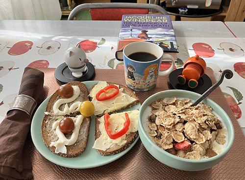 Lördagsfrukost med avtuppad Hopptimist Hopptikissen och Maisie Dobbs