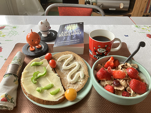 Måndagsfrukost med Hopptisarna Fly fil med bär mackor Måndagsfrukost med Hopptisarna Fly fil med bär mackor