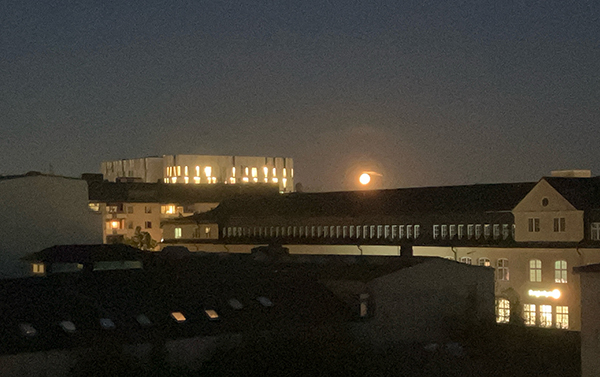 Månen till höger om UKK