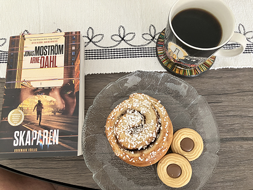 Onsdagsfika med Skaparen kanelbulle och två Ballerinakex