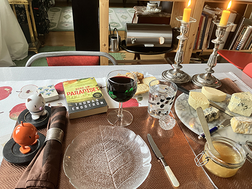 Ostbricka marmelad kex tända ljus Hopptisarna Norr om paradiset rödvin