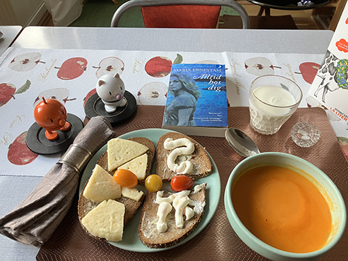 Ostmackor och tomatsoppa med Hopptisarna och Alltid hos dig