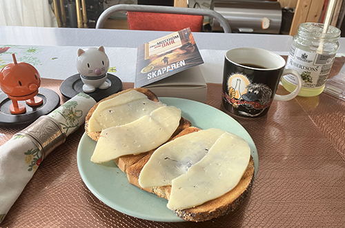 Rostat bröd med ost o marmelad Hopptisarna o Skaparen