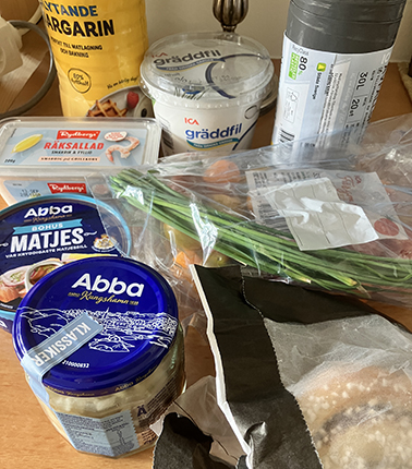 Sill margarin gräddfil gräslök räksallad soppåsar tomater bulle