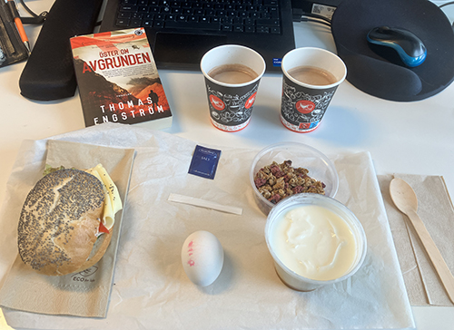 Skrivbordslunch på jobbet med Öster om avgrunden mackor ägg yoghurt o varm choklad Skrivbordslunch på jobbet med Öster om avgrunden mackor ägg yoghurt o varm choklad