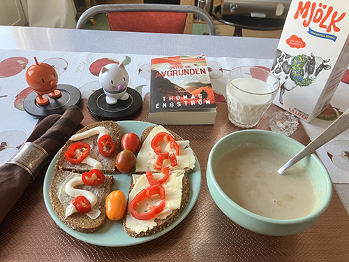 Smörgås o skogssvampsoppa med Hopptisarna och Öster om avgrunden