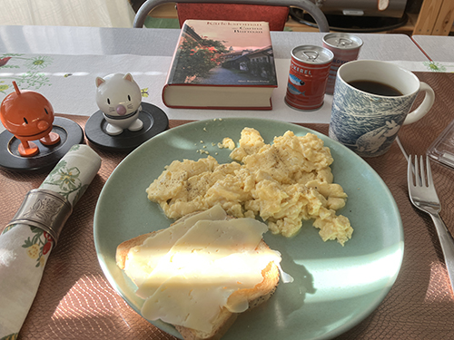 Söndagsfrukost med äggröra rostat bröd Hopptisarna o Kärleksroman