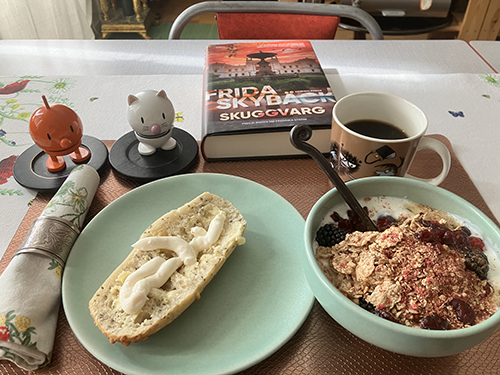 Söndagsfrukost ostfralla halva med räkost fil Hopptisarna och Skuggvarg