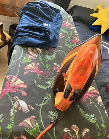 Stryka en skjorta på strykbrädan Stryka en skjorta på strykbrädan