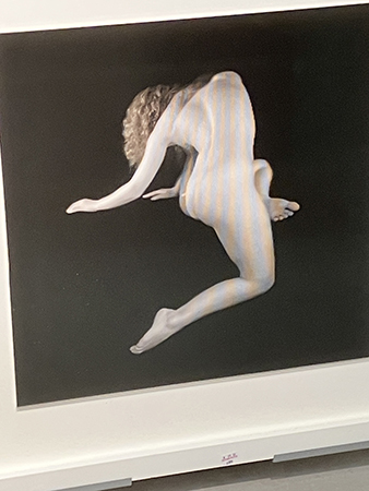 Svartvit kvinnotavla Erikshjälpen 7 aug 2025