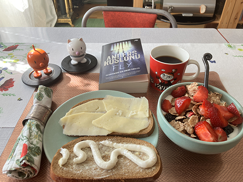 Tisdagsfrukost med Hopptisarna o boken Fly fil med bär och mackor kaffe med Lilla My