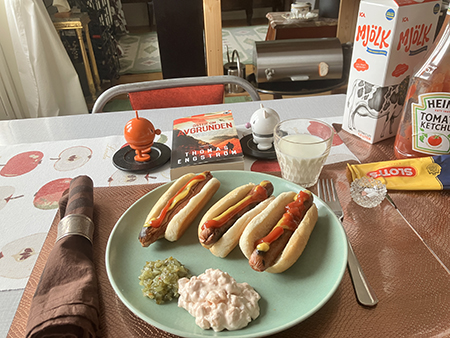 Tre kycklingkorvar med bröd räksallad o bostongurka Hopptisarna och Öster om avgrunden