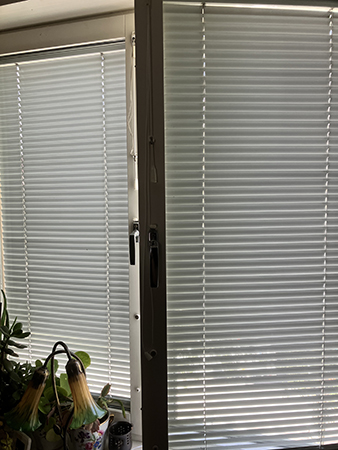 Två fungerande persienner i sovrummet Två fungerande persienner i sovrummet