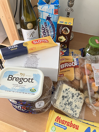 Vin städservetter salta kex Bregott bröd spaghetti korvbröd senap ost tomater choklad bostongurka