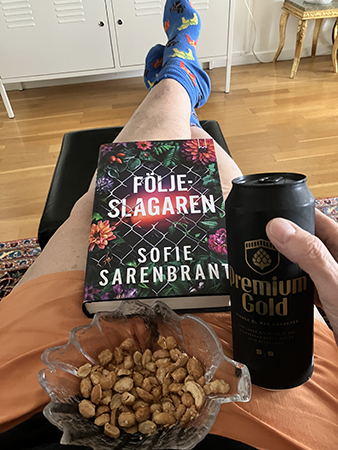 Boken Följeslagaren nötter och Premium gold öl