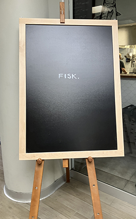 Griffeltavla med ordet FISK på