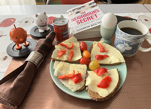 Lunchmackor ägg kaffe Hopptisarna The Neighbours secret