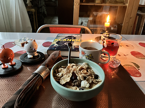 Måndagsfrukost med Klanen Hopptisarna o tända ljus