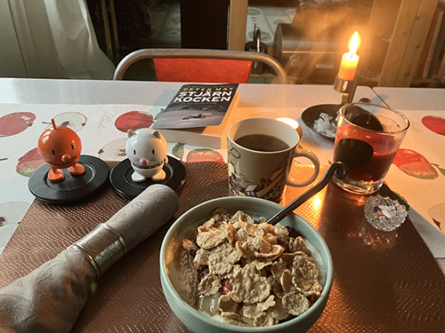 Onsdagsfrukost med Hopptisarna tända ljus o boken Stjärnkocken