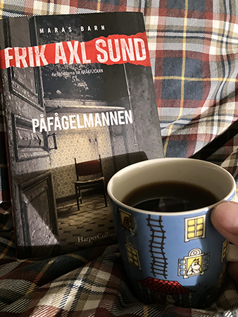 Påfågelmannen och kaffe på sängen ur Muminhusmuggen