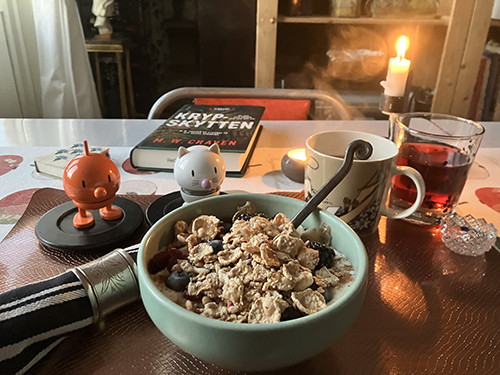 Tisdagsfrukost med Hopptisarna Krypskytten och tända ljus