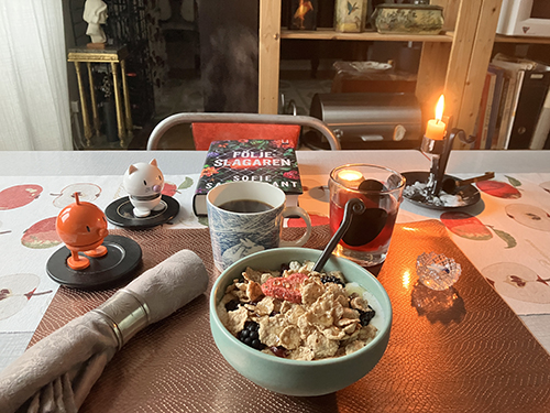 Tisdagsfrukost med tända ljus Hopptisarna o Följelagaren