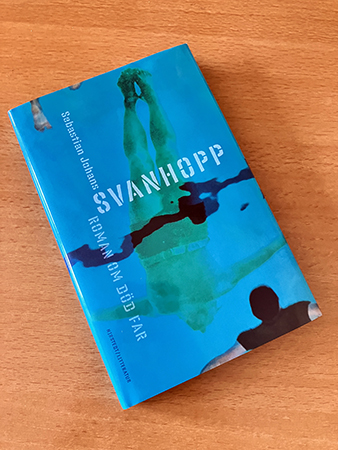 Sebastian Johans bok Svanhopp roman om död far för recension