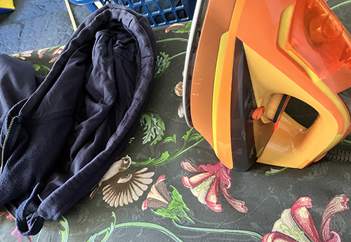 Strykning med orange strykjärn