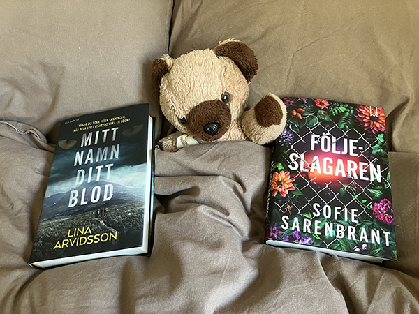 Nallisen med böckerna Mitt namn ditt blod och Följeslagaren