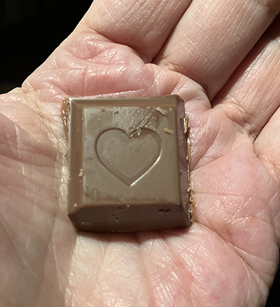 Chokladruta med hjärta på i min hand