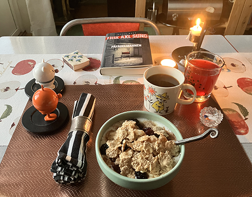 Fredagsfrukost med Hopptisarna och Påfågelmannen Fredagsfrukost med Hopptisarna och Påfågelmannen