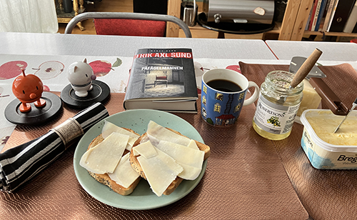 Lördagsfrukost rostat bröd Påfågelmannen och Hopptisarna