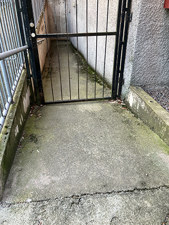 Nedgång med järngrind