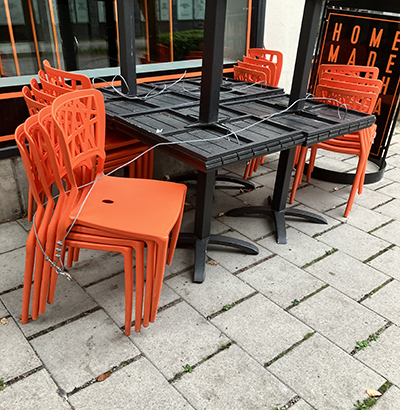 Orange stolar på uteservering