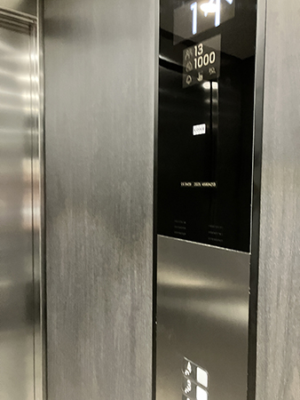 På väg upp i nya hissen hemma