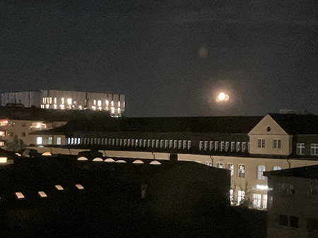 Septembermåne över hustaken