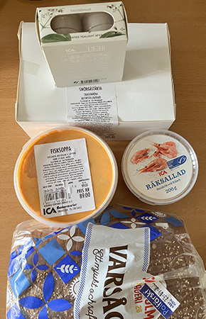 Smörgåstårtbit i låda fisksoppa räksallad bröd värmeljus