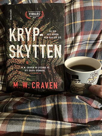 Boken Krypskytten och kaffe på sängen
