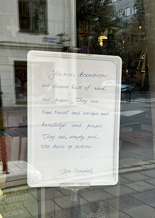 Citat i skyltfönster av Jen Campbell om bokaffärer