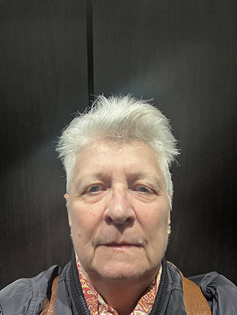 Långhårig och morgontrött selfie i hissen