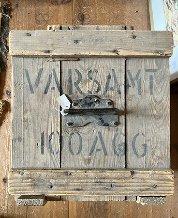 Trälåda med texten Varsamt 100 ägg Ulva Diversehandel