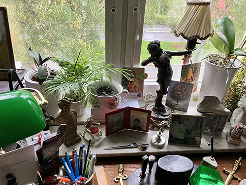 Vid fönstret i arbetsrummet