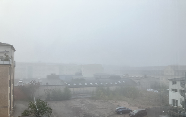 Dimmig septembermorgon parkeringen på baksidan